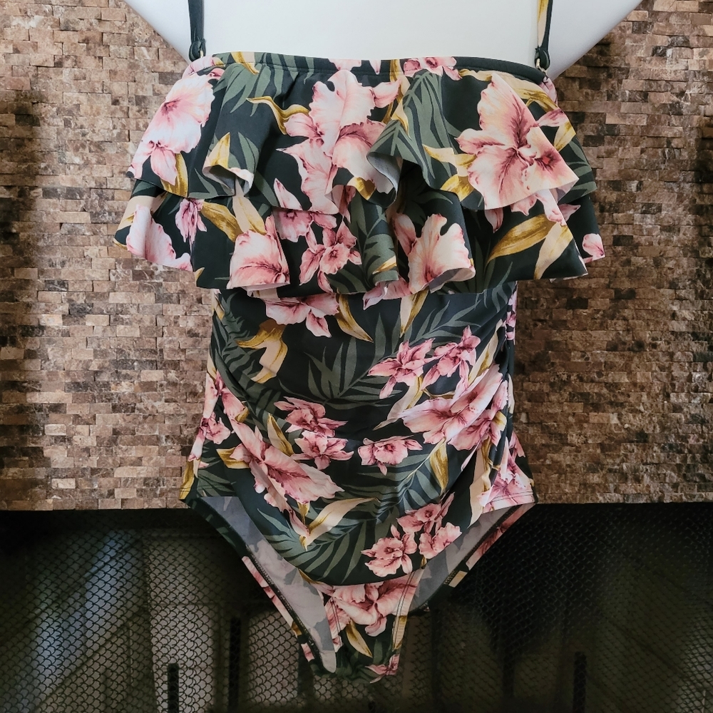 Kona Sol swimsuit sz small.